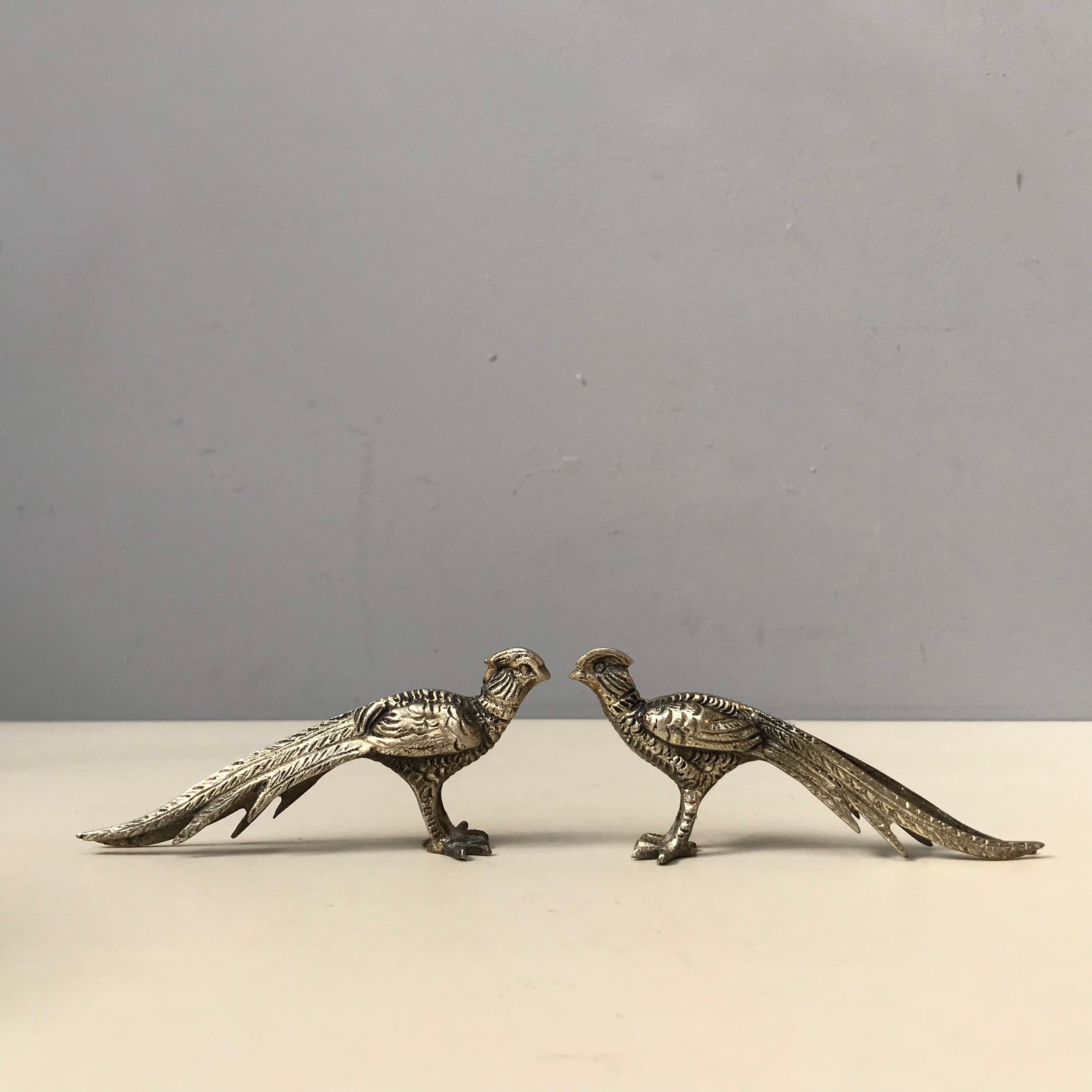 Vintage Français Paire de Petits Faisans Table. Beau Détail et Tons Subtils Argentés Dans Les Suppor