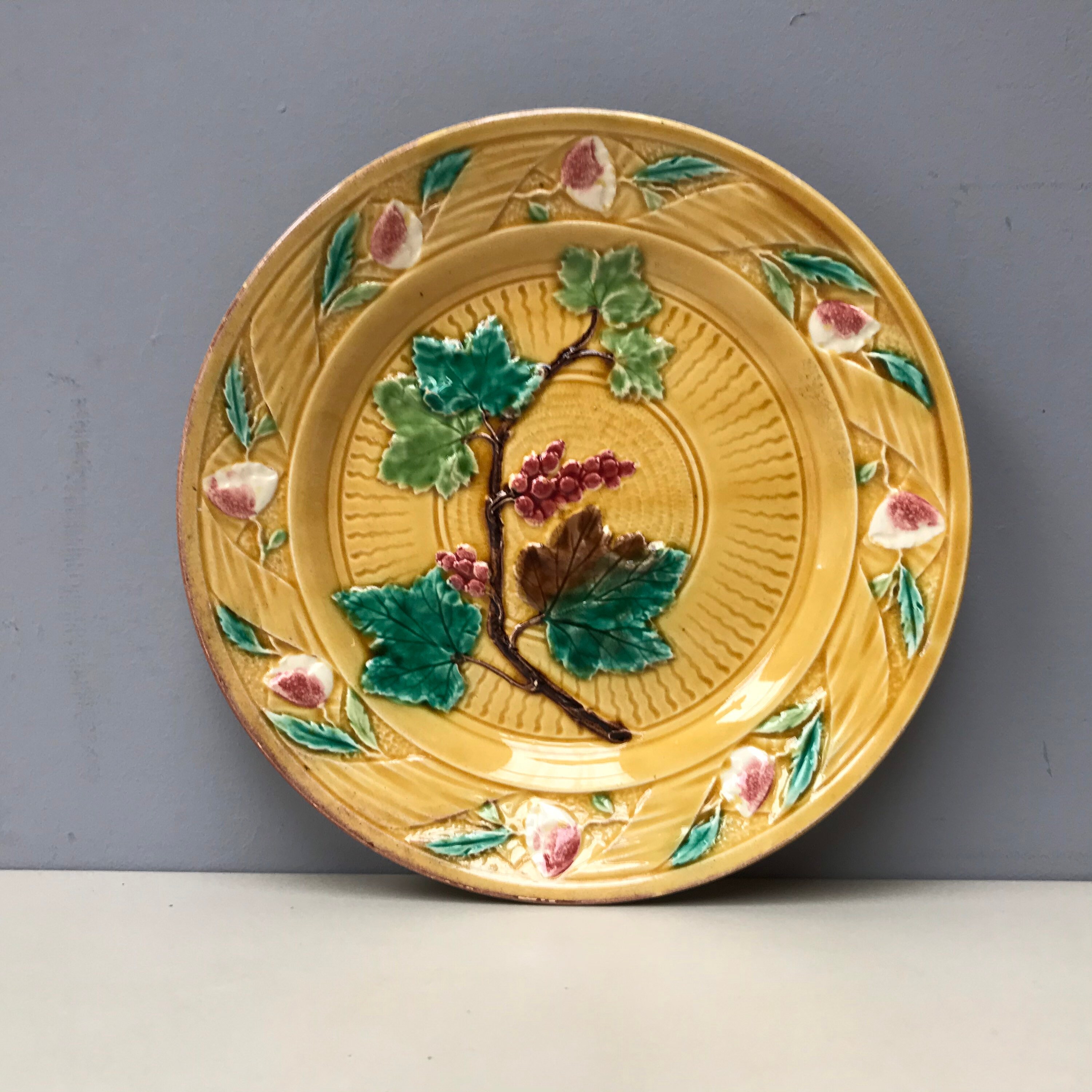 Majolique Antique Français Assiette Jaune avec Des Feuilles de Vigne et Fleurs Vintage Barbotine