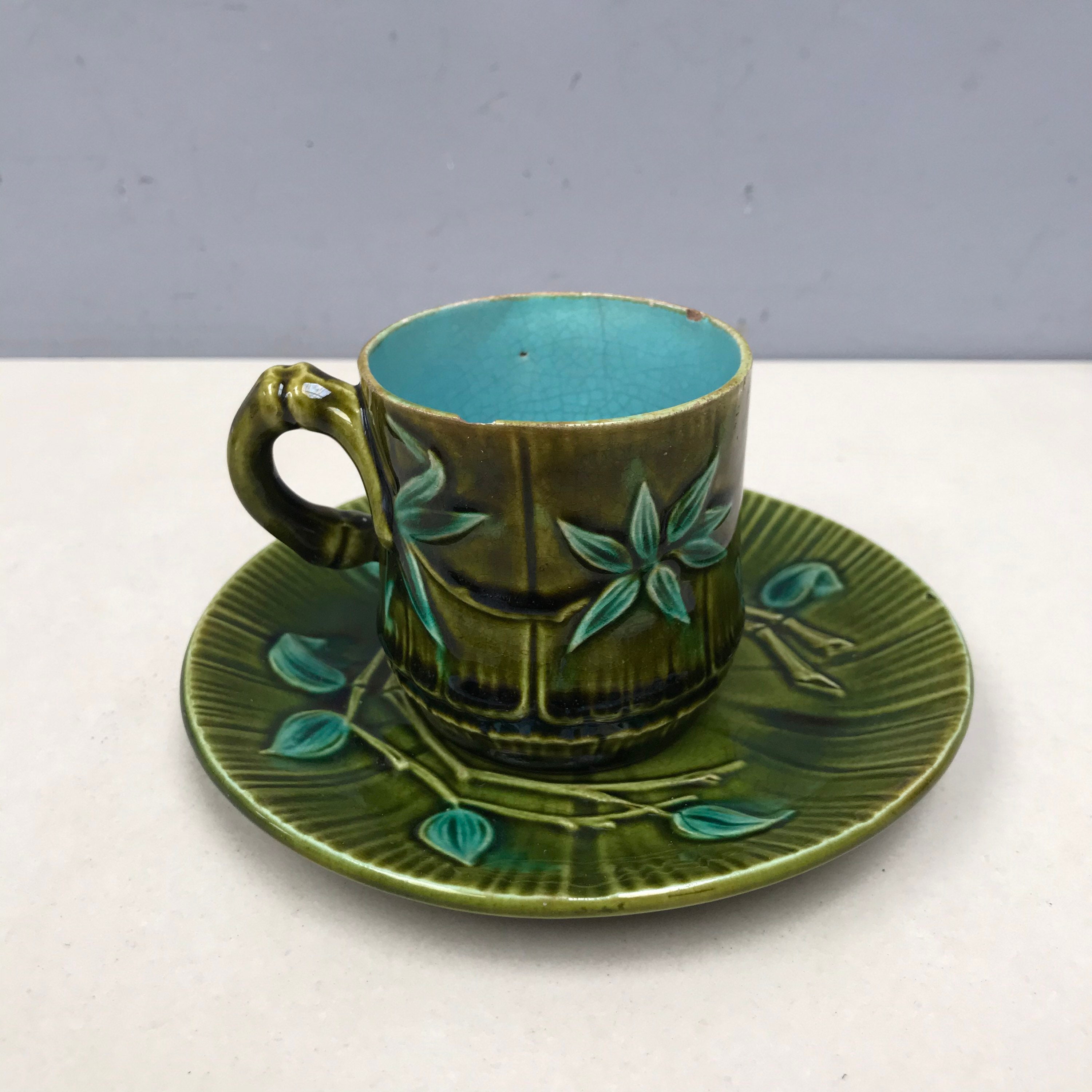 Tasse en Bambou Français Barbotine avec Soucoupe. Très Vieux Salins Majolica Belle Glaçure Vert Fonc