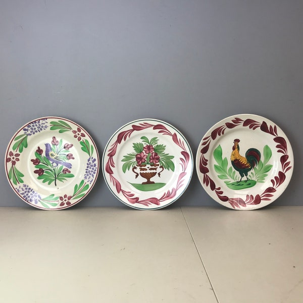 Ensemble de 3 assiettes antiques françaises opaques de Sarreguemines et Choisy Le Roi oiseau fleurs coq coq main pierre de fer terre de fer