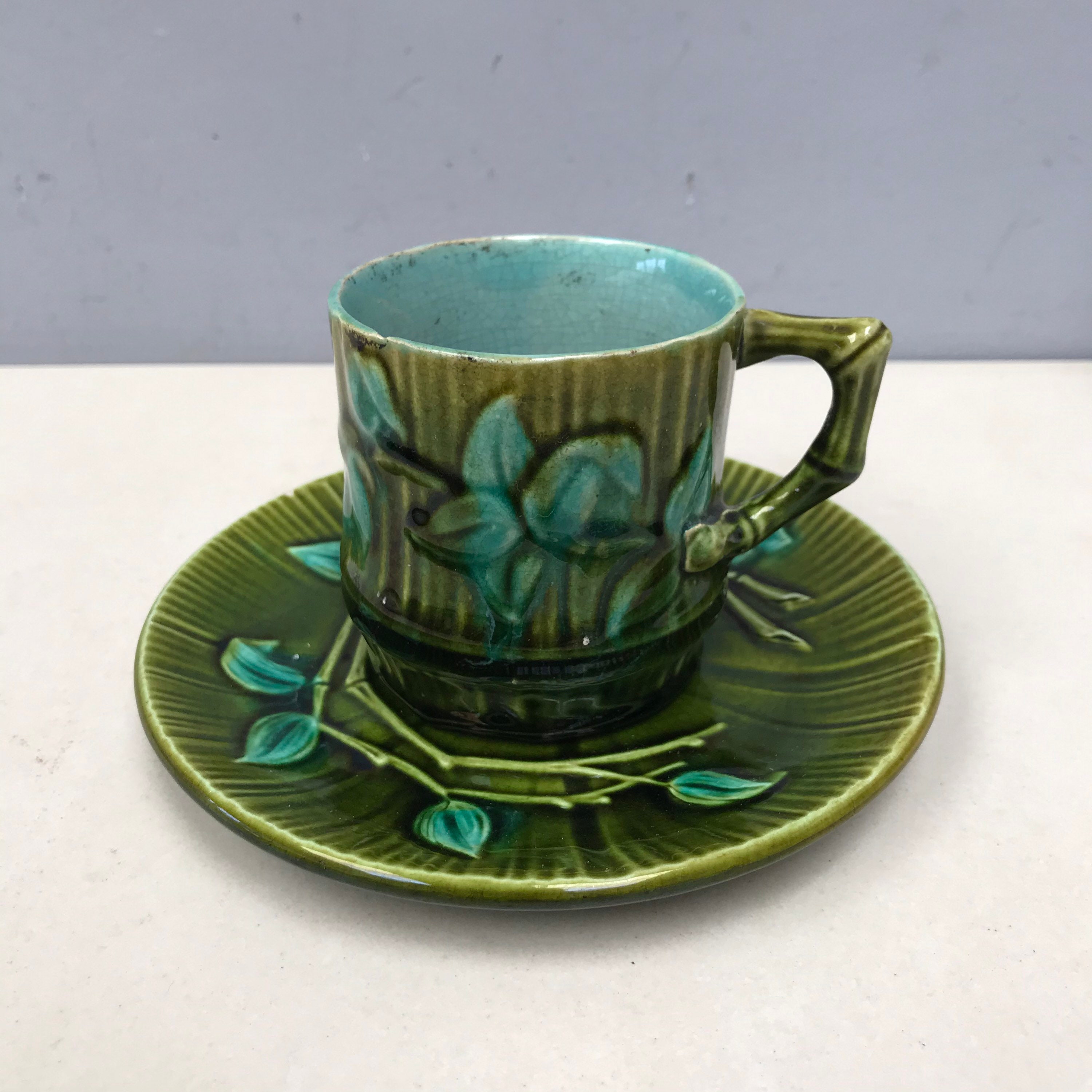 Tasse en Bambou Français Barbotine avec Soucoupe. Très Vieux Salins Majolica Belle Glaçure Vert Fonc