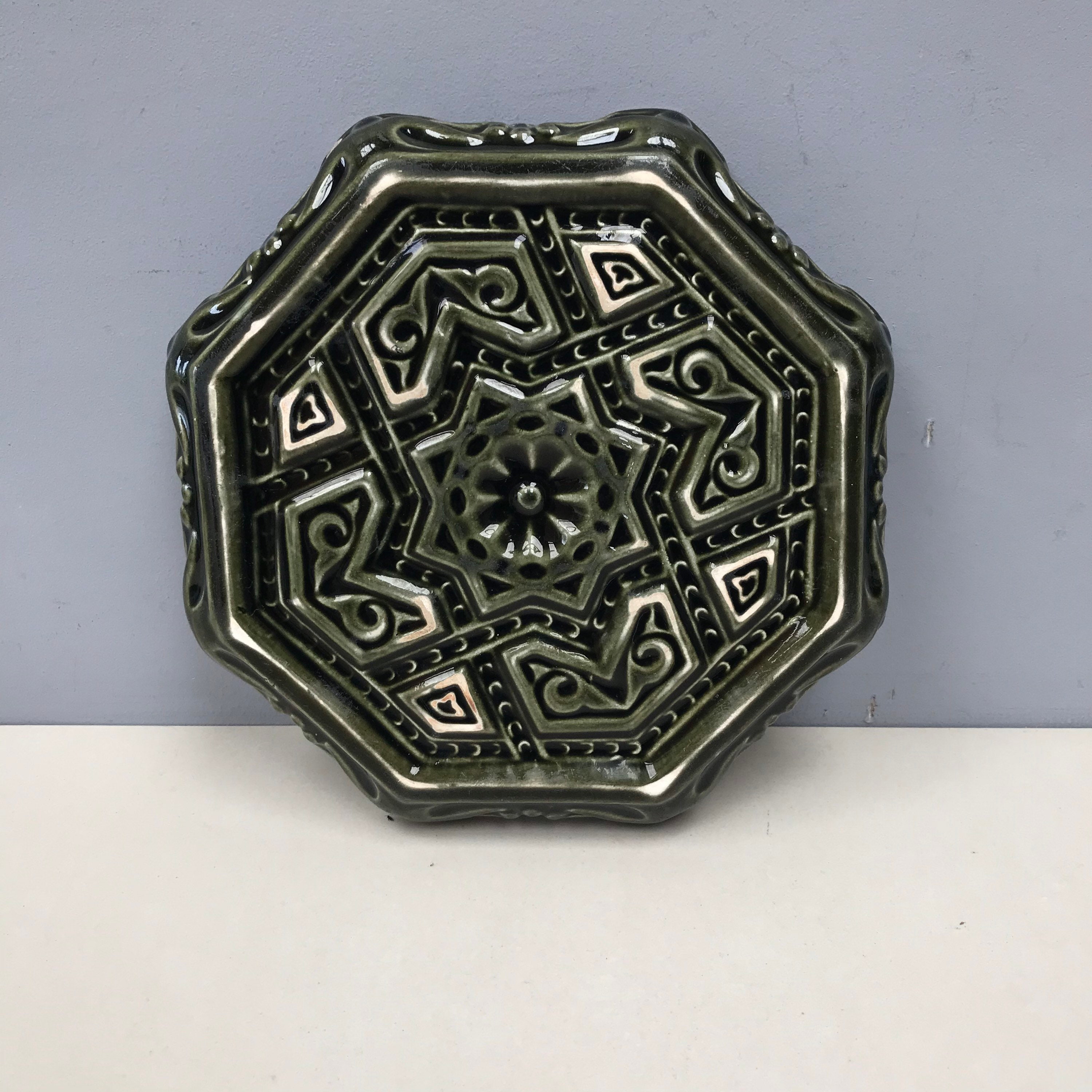 Rare Antique Français Trivet en Céramique Glacé Vert Foncé avec Un Design Détaillé.