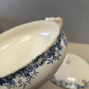 Ancien bol de service en pierre de fer bleu foncé, Français, soupière à soupe, plat à couvercle transfert, motif floral botanique minable image 6