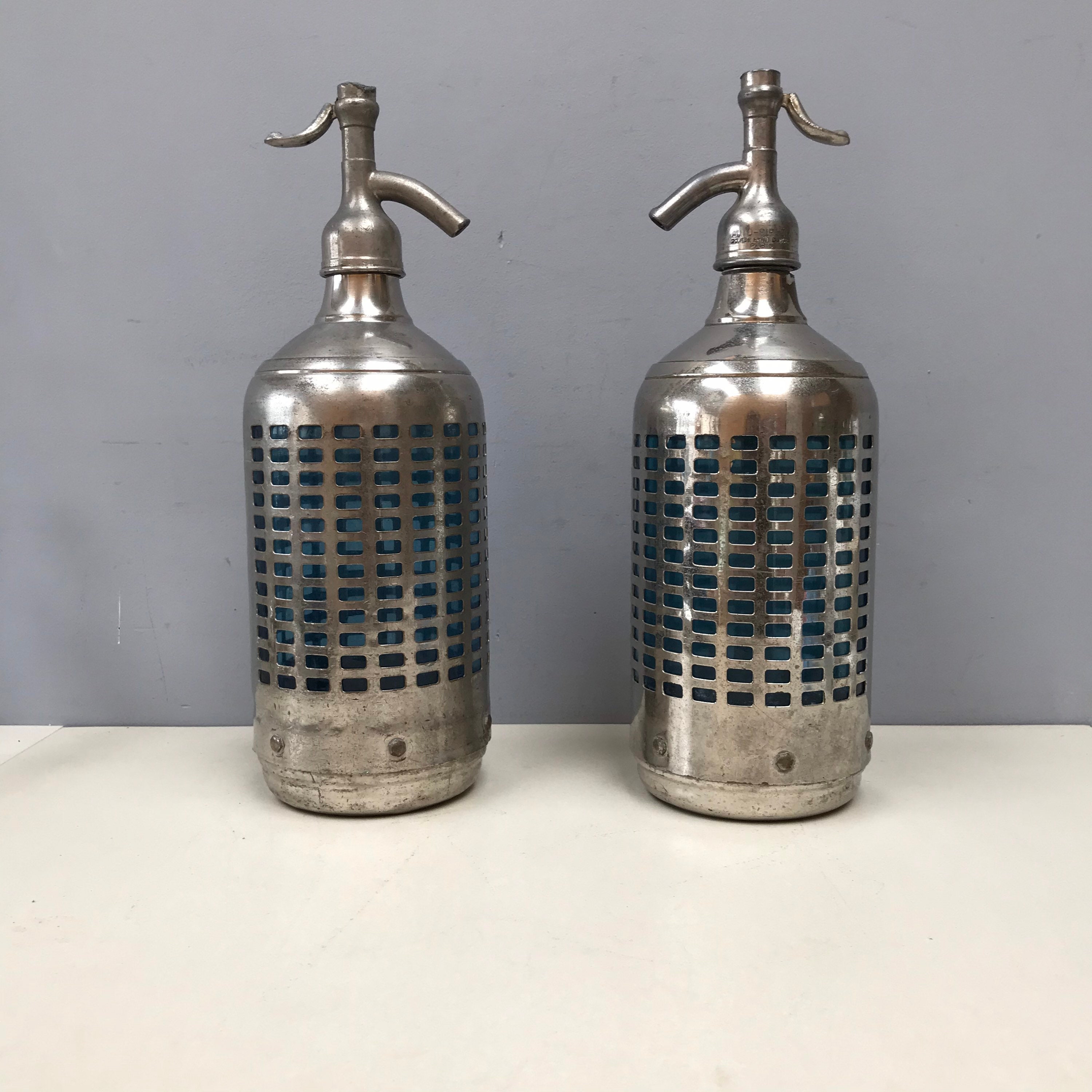 Rare Paire de Métal Caged Blue Vintage Années 1920 30 Français Seltzer Soda Bouteilles Verre Bleu Da