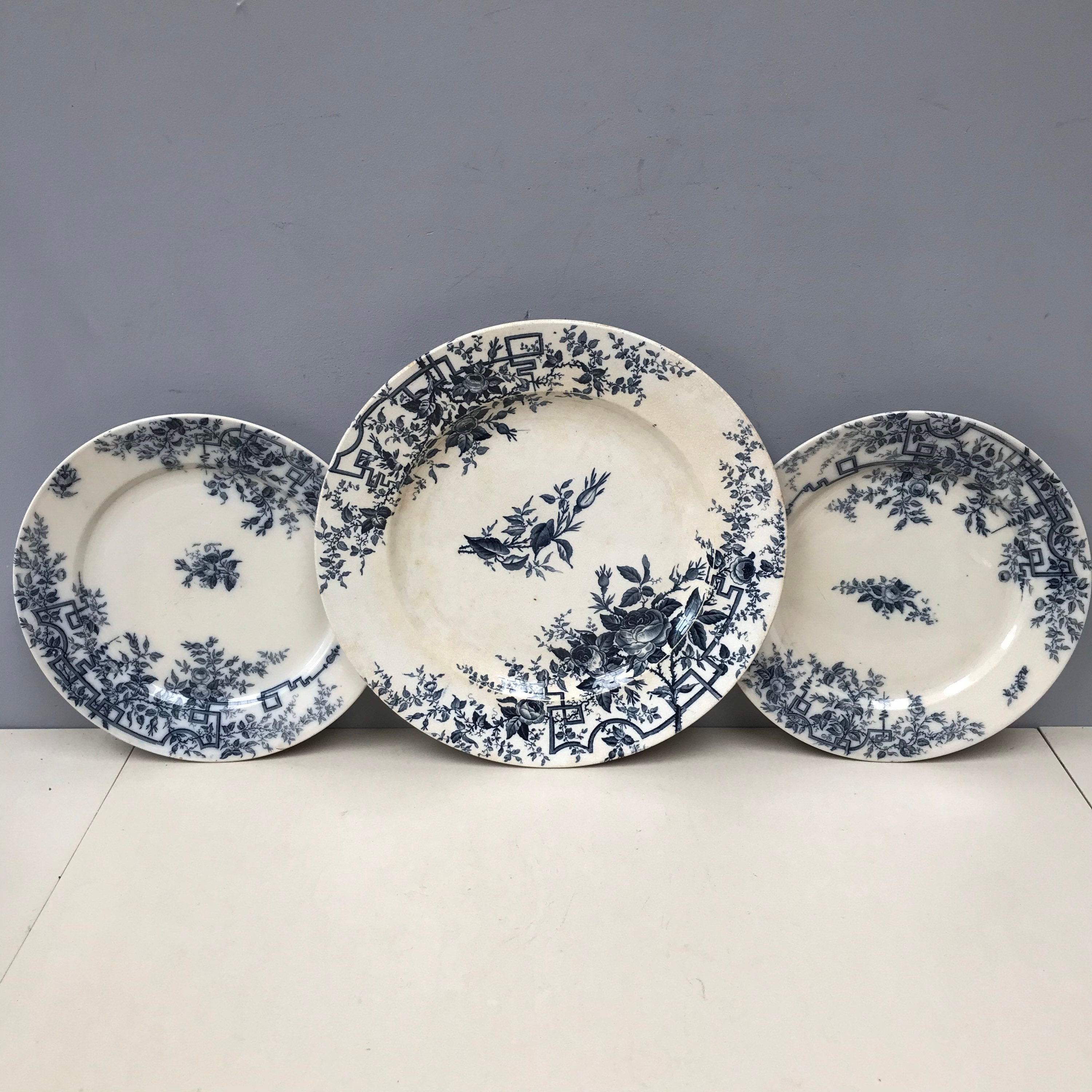 Plateau et Paire de Fleurs Antiques Français Badonviller Roses Terre Fer Plaques Noir Indigo Transfe