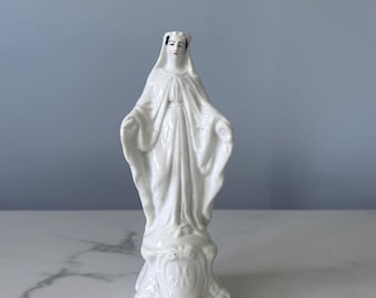 Statue de la Vierge Marie en porcelaine française antique, émaillé blanc antique avec détails dorés. Tellement jolie ! Notre-Dame de Grâce