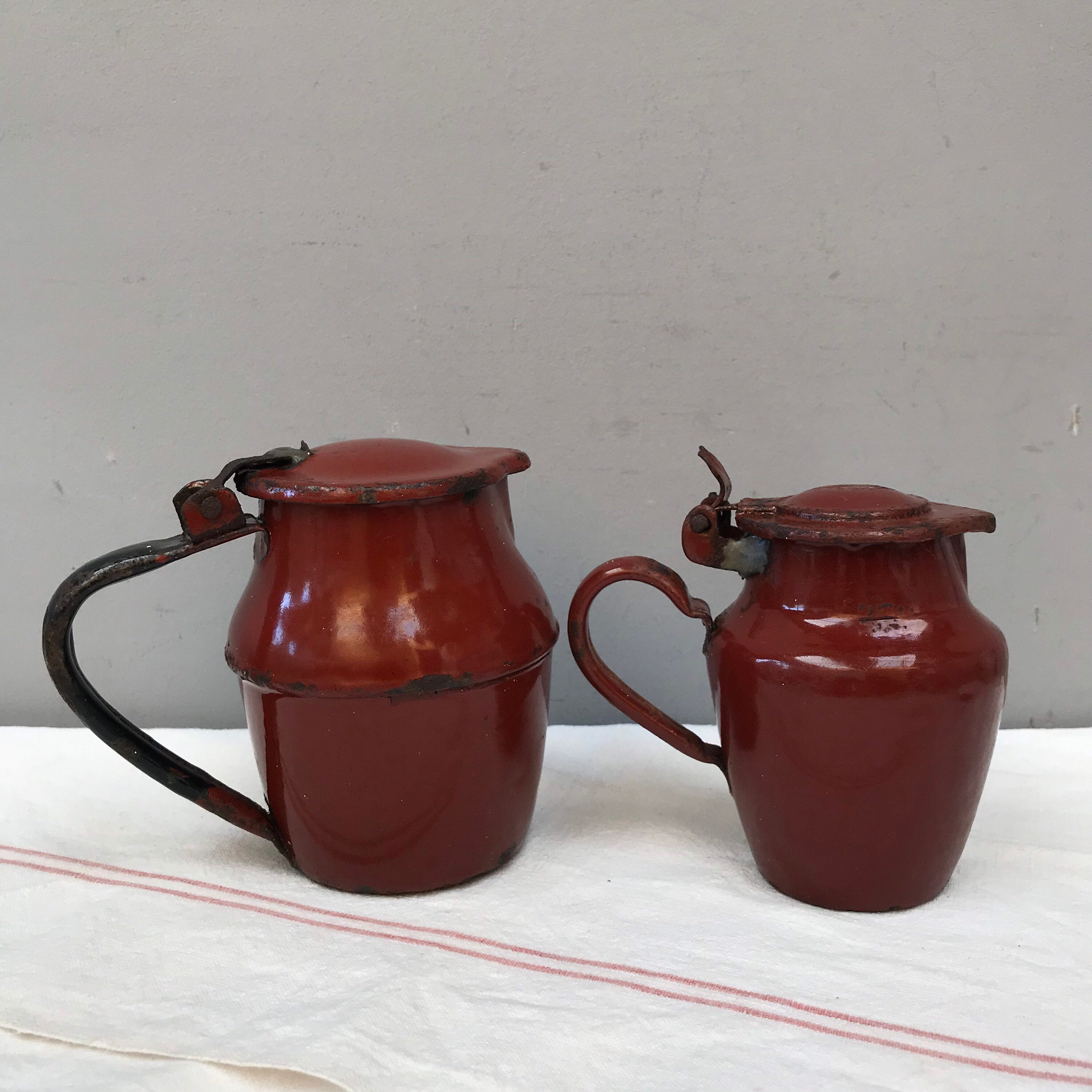 Paire Rare de Vintage Français Rouge Brique Foncée Lait Émail Pitchers Jugs - Belle Émailware Brun C