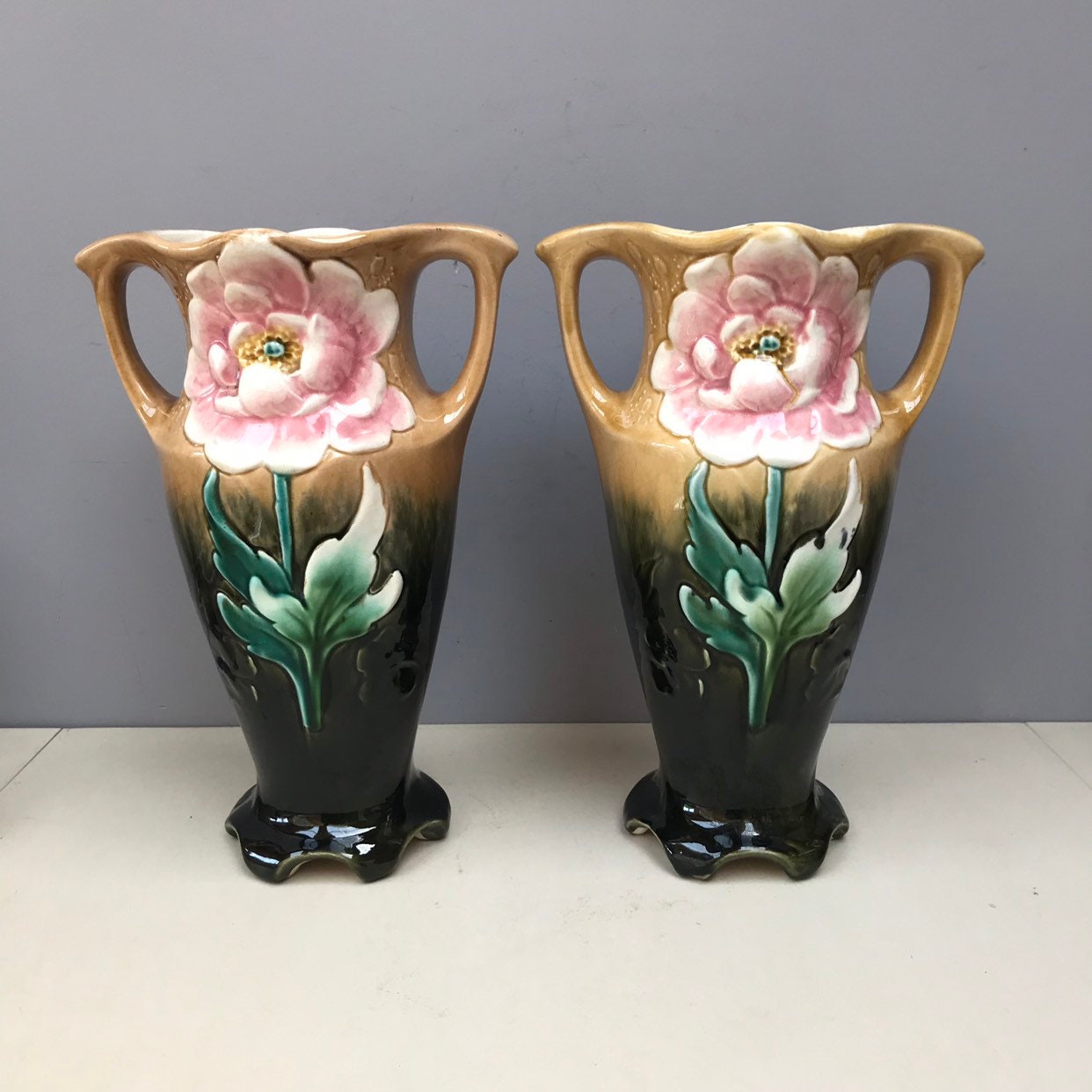 Gustave de Bruyn Fives Lille Vintage Français Paire de Tall Majolica Vases Antique Ceramic Faience