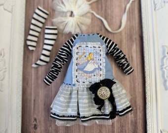 Blythe Alice outfit. Fabulous dress set with a clock. 3 items