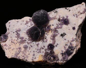 マトリックス内の紫色の蛍石、ノールドエワー、オレンジ川、ナミビア