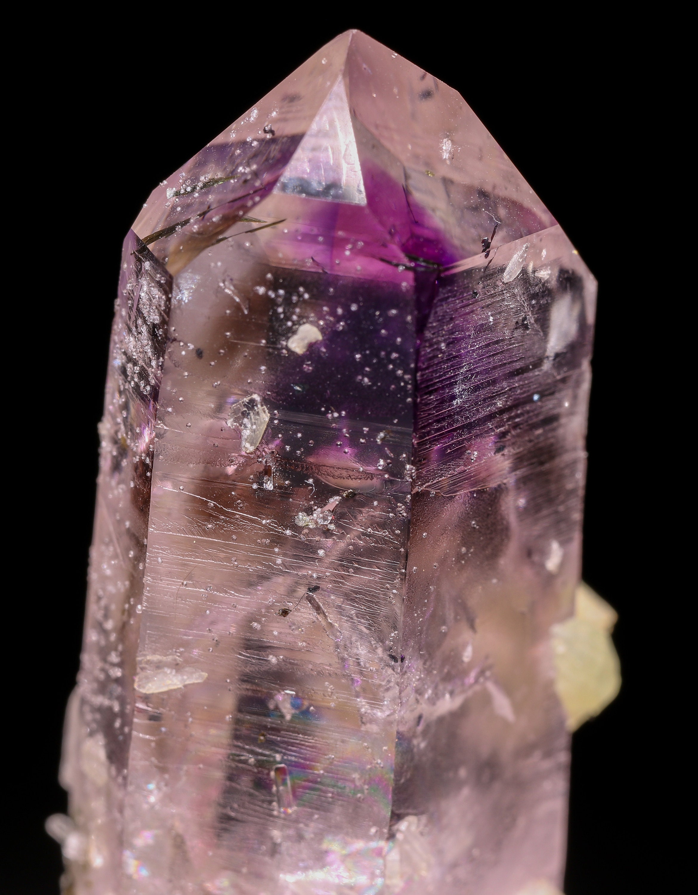 アメジスト上のプレナイト（クォーツポイントを含む）、ゴボボセベルゲ