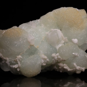 Calcite sur Smithsonite botryoïdale, mine de Skorpion, région de Karas, Namibie