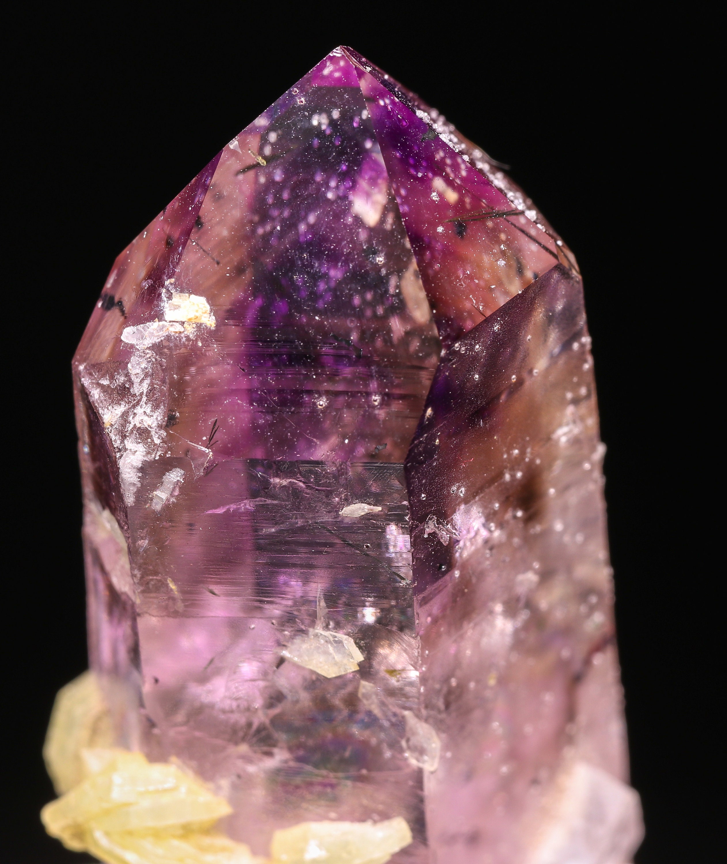 アメジスト上のプレナイト（クォーツポイントを含む）、ゴボボセベルゲ