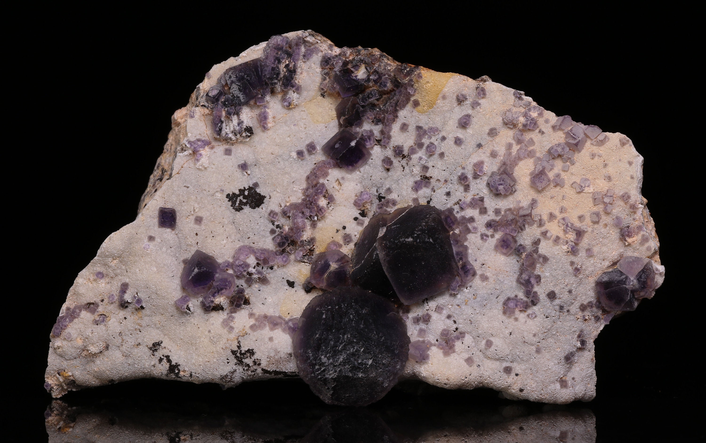 マトリックス内の紫色の蛍石、ノールドエワー、オレンジ川、ナミビア