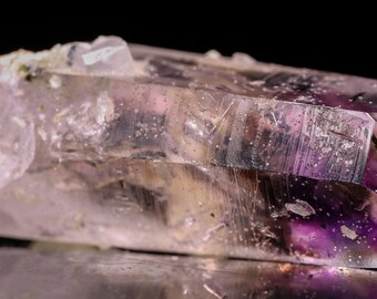 アメジスト上のプレナイト（クォーツポイントを含む）、ゴボボセベルゲ