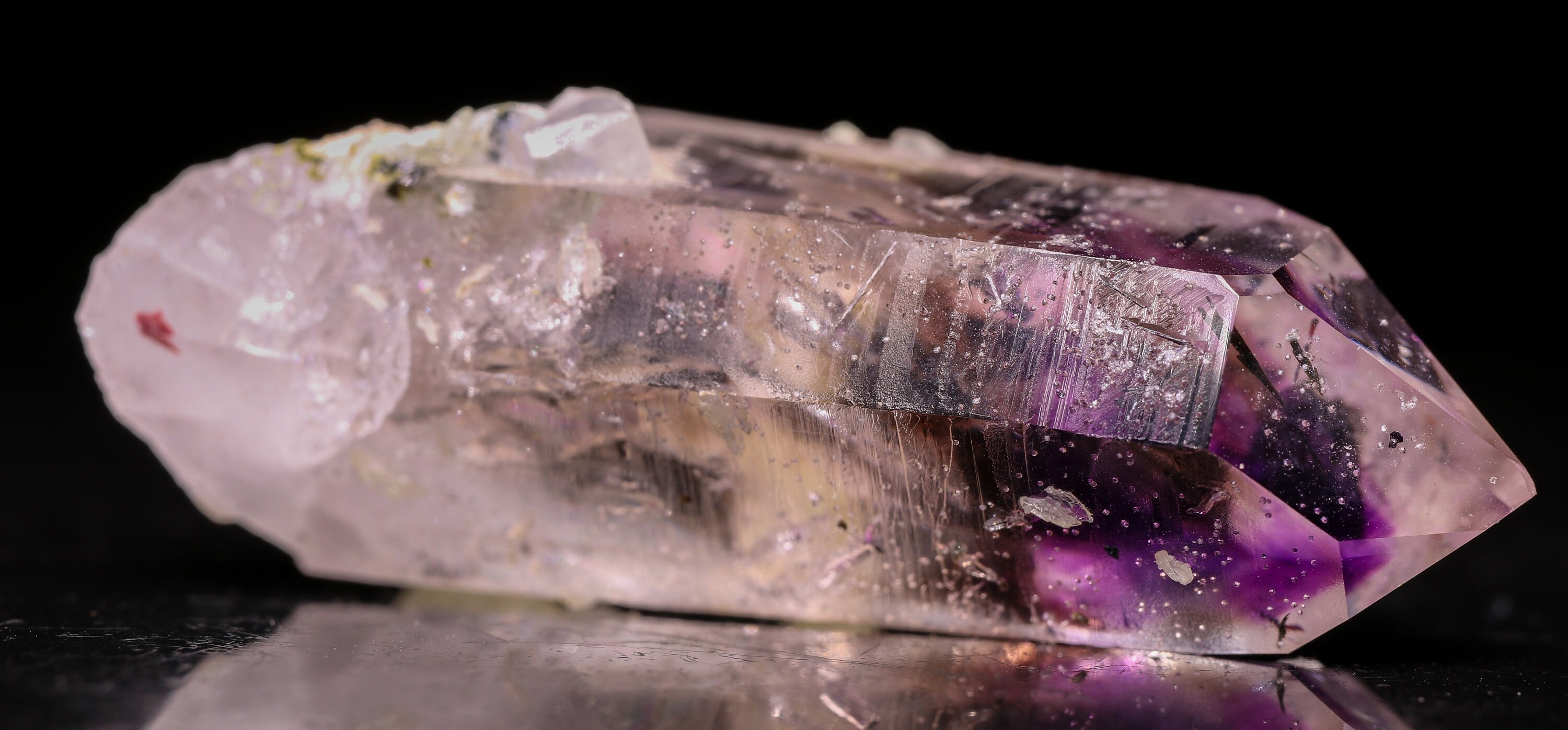 アメジスト上のプレナイト（クォーツポイントを含む）、ゴボボセベルゲ