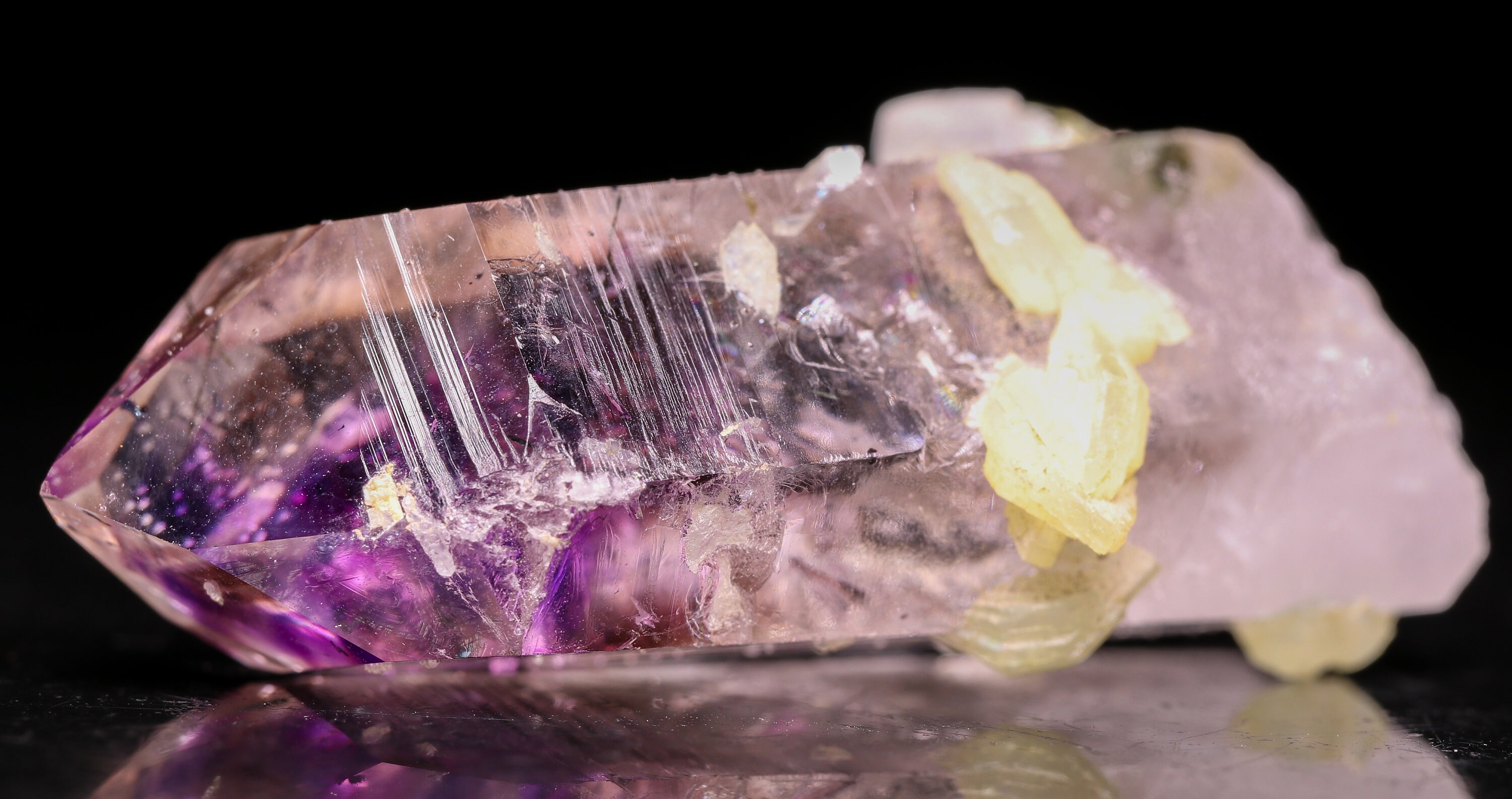 アメジスト上のプレナイト（クォーツポイントを含む）、ゴボボセベルゲ