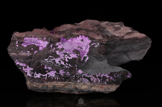 母岩上のスギライト、N'Chwaning III、カラハリマンガン鉱床