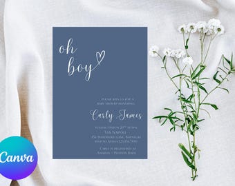 Könnte beinhalten: Eine Babyparty-Einladung in Dusty Blue mit dem Schriftzug "oh boy" in Schreibschrift, einem Herz und Veranstaltungsdetails. Weiße Blumen und grüne Stiele befinden sich im Hintergrund. Die Einladung ist für Carly James.