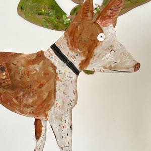 Cachorro de papelão feito à mão 1 | Arte de cachorro Podenco, tapeçaria de parede de papelão reciclado | Arte de parede de cachorro | Escultura de cachorro grande | Pintura em aquarela de animais