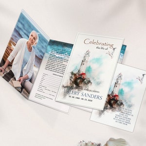 Könnte beinhalten: Ein Aquarellbild eines Leuchtturms mit blauem Himmel und Möwen, die darüber fliegen. Der Text "Celebrating the life of" und "My Home to Heaven" ist über und unter dem Leuchtturm gedruckt. Der Text "Valery Sanders" und die Daten "05.05.1900-06.23.2020" sind unter dem Leuchtturm gedruckt. Der Text "Those we love don't go away, they walk beside us every day, unseen, unheard, but always near, so loved, so missed, so very dear" ist auf der rechten Seite des Bildes gedruckt.
