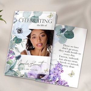 Modèle pour funérailles fleurs violettes, fleurs lilas programme funéraire femmes, fleurs colorées célébration de la vie, programme commémoratif fleurs bleues
