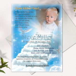 以下が含まれることがあります： 青い背景に白い文字で「Unser kleiner Engel」と「Steve Miller」と書かれた、小さな男の子の写真が載っている青いカード。日付は「22. März 2014 - 10. November 2019」。カードには「DU FEHLST」「Deine Mama und Hella mit Roman und Julia Mara und Andreas mit Jaron」「Die Urnenbeisetzung findet zu einem späteren Zeitpunkt im Friedwald Merode. Im engsten Kreis statt.」という文章も書かれている。