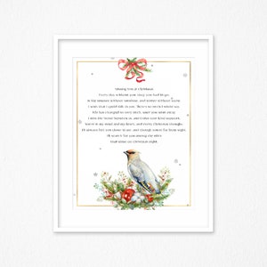 Può includere: Un'illustrazione ad acquerello di una poesia natalizia sul tema della mancanza di qualcuno durante le festività. La poesia è scritta in una cornice dorata con un fiocco rosso e un ampelis di cedro appollaiato su un ramo con bacche rosse e agrifoglio.