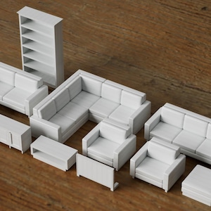 Puede incluir: Un sof&aacute; seccional blanco con una mesa de centro, mesas auxiliares y un puf a juego. Tambi&eacute;n hay una estanter&iacute;a blanca con cinco estantes.