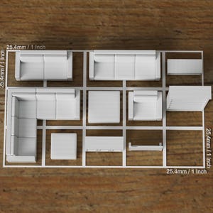 Puede incluir: Un sof&aacute; seccional blanco con una chaise longue, dos sillones, una mesa de centro y dos mesas auxiliares. Los muebles est&aacute;n dispuestos en una cuadr&iacute;cula sobre un suelo de madera. Las dimensiones de los muebles est&aacute;n etiquetadas en pulgadas.