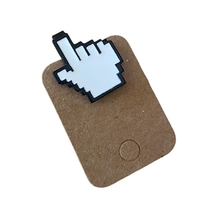 Pode incluir: Um cursor de mouse branco em forma de mão pixelada apontando para cima, com contorno preto, em um cartão marrom.