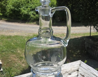 Decantador antiguo de vidrio grabado – 31,75 cm de altura