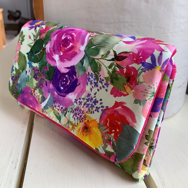 Bellissimo portafoglio in tessuto tri-fold floreale fatto a mano, chiusura magnetica a scatto, tasche per carte di credito, tasche per banconote, tasca con cerniera, portafoglio da donna