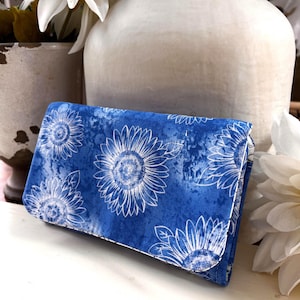 Cartera de tres pliegues con diseño de girasol azul, bolsillos para tarjetas de crédito, bolsillos para billetes y bolsillo con cremallera para mujer