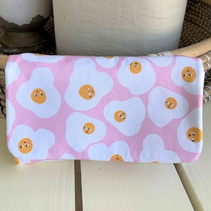 Portfel z trzema składanymi jajkami i buzią | Urocza różowa kopertówka w stylu kawaii | Ręcznie robiony portfel z materiału dla kobiet | Prezent dla smakosza | Kieszonka na monety zapinana na zamek