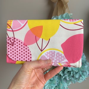 Carteira de tecido trifold feita à mão com limões rosa e amarelo, com fecho magnético, bolsos para cartão de crédito e bolsos para notas, carteira bonita