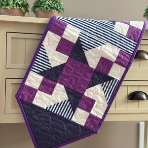Runner da tavolo trapuntato a stella con motivo a dente di sega - Tovaglie patchwork blu navy, viola e bianco - Runner di qualità artigianale rifinito a mano