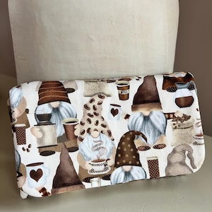 Bonita cartera de tela con tres pliegues en forma de gnomos de café, hecha a mano, marrón y crema, con bolsillos para tarjetas de crédito, bolsillos para billetes, bolsillo con cremallera y cierre magnético a presión