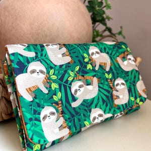Cartera de mujer hecha a mano con diseño de perezoso verde, cartera triple, cartera organizadora, cartera de tela, cartera de mano, accesorios para mujer