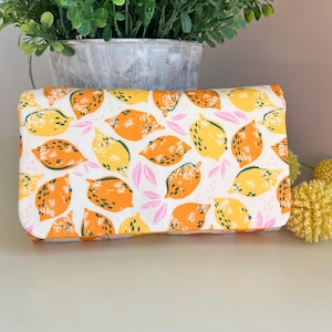 Cartera triple de tela hecha a mano con diseño de limón para mujer, bonita y funcional, con seis ranuras para tarjetas, dos bolsillos para billetes y bolsillo con cremallera, ideal como regalo.