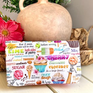 Cartera triple para amantes de la repostería: cartera de tela con cupcakes, batidores y dulces. Regalo hecho a mano para reposteros y amantes de la gastronomía. Cartera para mujer.
