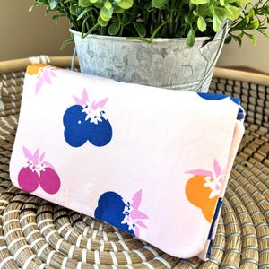 Portefeuille en tissu à trois volets Bright and Happy - Portefeuille en coton fait main avec fermoir pression magnétique - Imprimé fruits roses et doublure amusante
