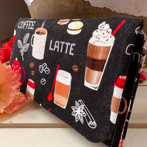 Cartera de tela triple para amantes del café hecha a mano, negra y roja, con bolsillos para tarjetas de crédito, bolsillos para billetes y cierre magnético a presión