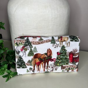 Cartera de tela de tres pliegues con diseño de caballos y granjas: seis bolsillos para tarjetas de crédito, dos bolsillos para billetes y un bolsillo con cremallera y cierre magnético dorado