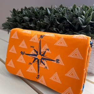 Cartera de tres pliegues con brújula náutica: cartera de tela hecha a mano con ranuras para tarjetas de crédito, compartimentos para billetes y bolsillo con cremallera