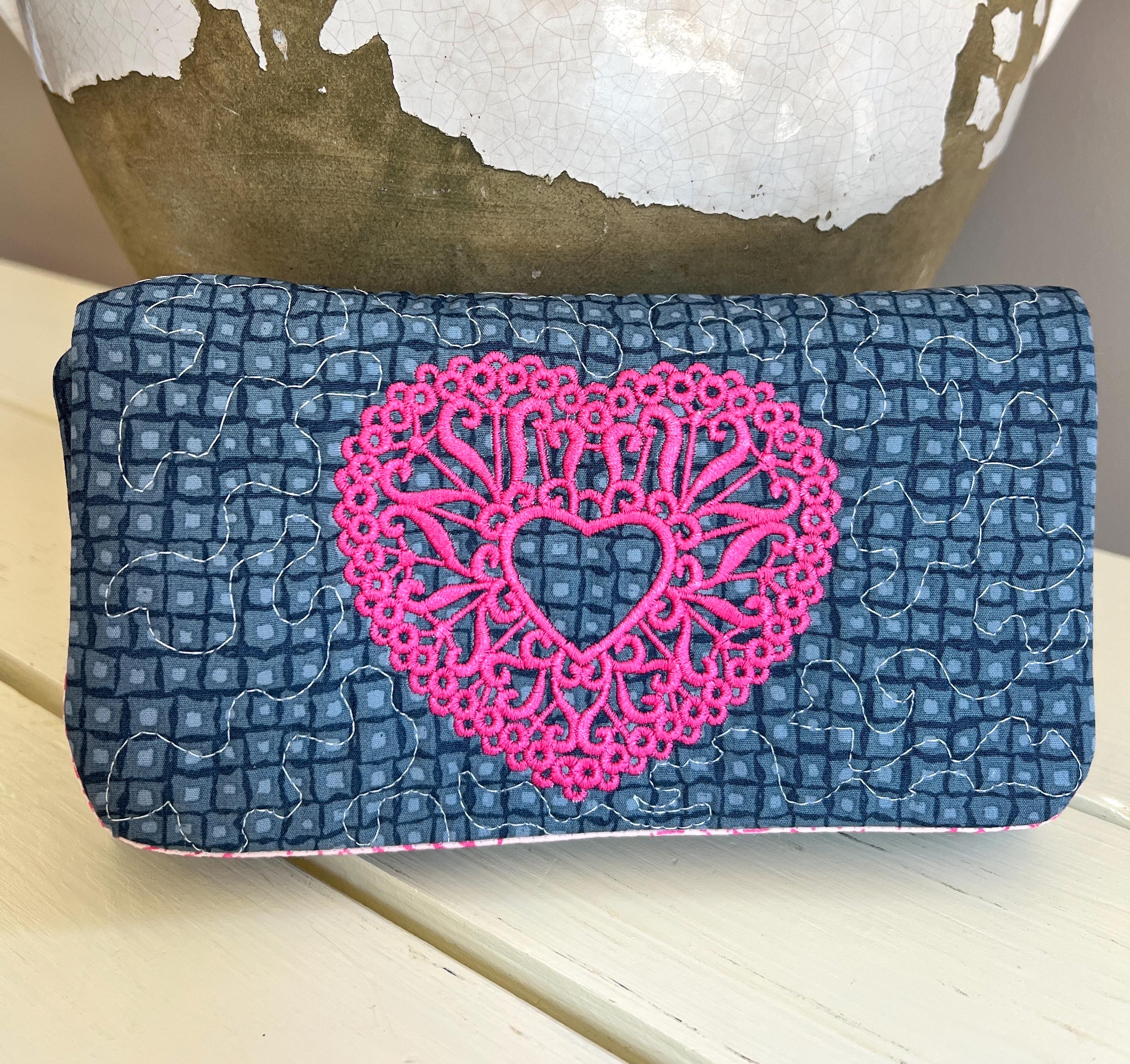 ハート刺繍入り三つ折り財布 - ピンクとブルーのキルティング加工を施