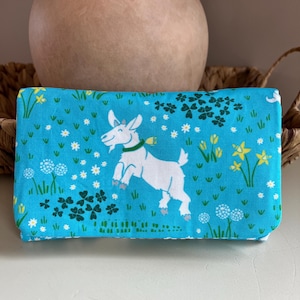 Cartera triple de tela azul y gris hecha a mano con diseño de cabra alegre y alegre, ideal para organizar y lucir como una linda cartera para mujer.