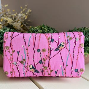 Cartera triple hecha a mano: estampado de sauce rosa y pájaro cantor. Cartera organizadora para mujer inspirada en la naturaleza. Un regalo único.