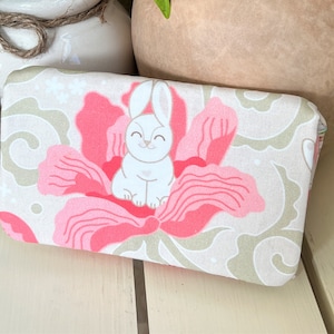 Cartera con diseño floral de conejito, tres pliegues, seis tarjeteros, dos billetes y un bolsillo con cremallera, color melocotón y crema, ideal como regalo para mujer.