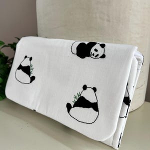 Hermosa billetera de tela con tres pliegues hecha a mano con forma de oso panda en blanco y negro, monedero con cremallera, bolsillos para tarjetas de crédito y cierre magnético a presión
